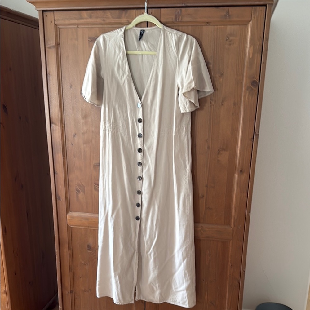 Zara Cream Midi Sundress with Flutter Sleeves and V-Neck
GUC